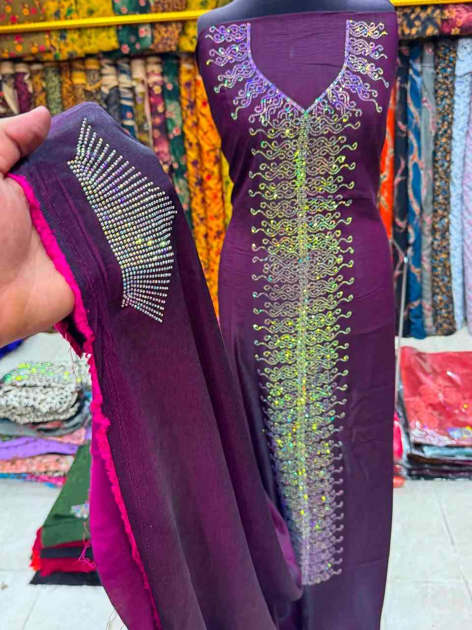 ✨ وصل الجديد... كشمير ماڤي ماڤي مايباخ الأصلي ✨

إذا تدورين على الفخامة والجودة، فهذا اختيارج الأول 🌷

💎 قطعة مترين ونص  
💎 مطرزة ستراس حراري أصلي بالطول مع الردن  
💎 خامة راقية ولمعة فخمة تناسب كل الأذواق

🔥 السعر المفاجأة: فقط 13,000 دينار

📦 توصيل لجميع محافظات العراق بـ 5,000 دينار فقط.

🌸 متوفر بكميات محدودة... احجزي قطعتج قبل النفاد.


**إذا كنت صاحب هذا الإعلان وتريد حذفه لأي سبب، رجاءا أرسل رسالة إلى الدعم الفني**