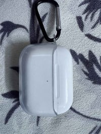 سماعة ايربود برو 2 تايبسي  السماعات نظيفه وفلوسك ما تضيع بيها  نسبة ال...