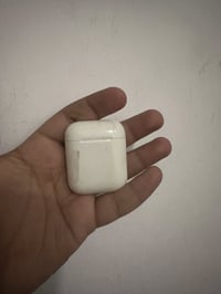 ايربود v1 • شغال • يحتاج تنظيف