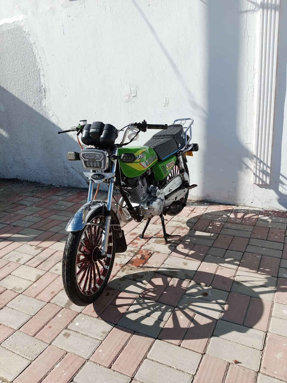 السلام عليكم دراجه لبيع ايراني موديل 25 نضيف تايرات جدد لايت اشاره رماش عالي ناصي الموطور مثل ما بل صوره وبعد احلى من الصوره بهواي اوراق مابي اكفله من كلشي صالنصه رياضيه أقل رصه تطلع نار محرك صبانه ما ممدوده علي تعال وجيب وياك سماعه علمود تسمع صوت المكينه 
المكان الرمادي الحوز قرب جسر الحوز 
ه‍ه‍.***********
