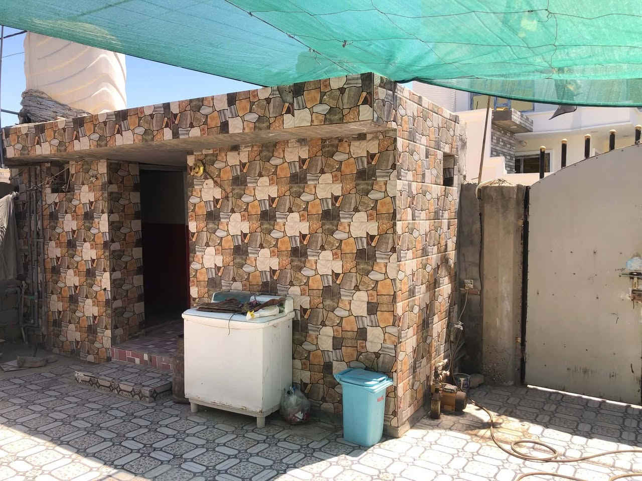 دار للبيع طابقين مساحته 250متر ع طريق المعاره قرب الحسينيه مال العويسات يبعد عن شارع العام 75متر بناء حديث طابوك وصب كونكريت متكون من 
غرفة نوم عدد 2.   5*5
صاله 4*10
مطبخ 4*4
استقبال 5*9
مجمع صحيات دخليه خارجيه 
طابق ثاني متكون من 
غرفة نوم+صاله+مجمع صحيات 
سعرها 95وبيها مجال 
أي استفسار اتصل على الرقم التالي 
***********
