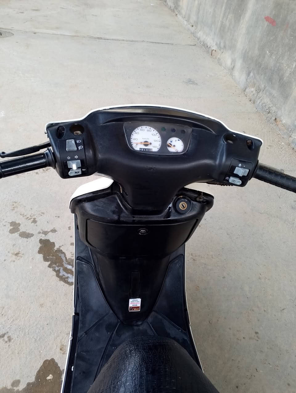 سلام عليكم دراجة فراشة للبيع الدراجة نضيفه كلش توه مجفته صارله عشر تيام الدراجة جاهز كلشي شغال سلف شغال دبلات جدد اشاير شغاله  عينه شغاله هورن شغال  زوج تايرات جديد  بس الباتري ضعيف يرادله شحن مكاني البصره قضاء المدينة السعر 375 وبيه مجال شويه الاتصال عله الرقم التالي ***********
