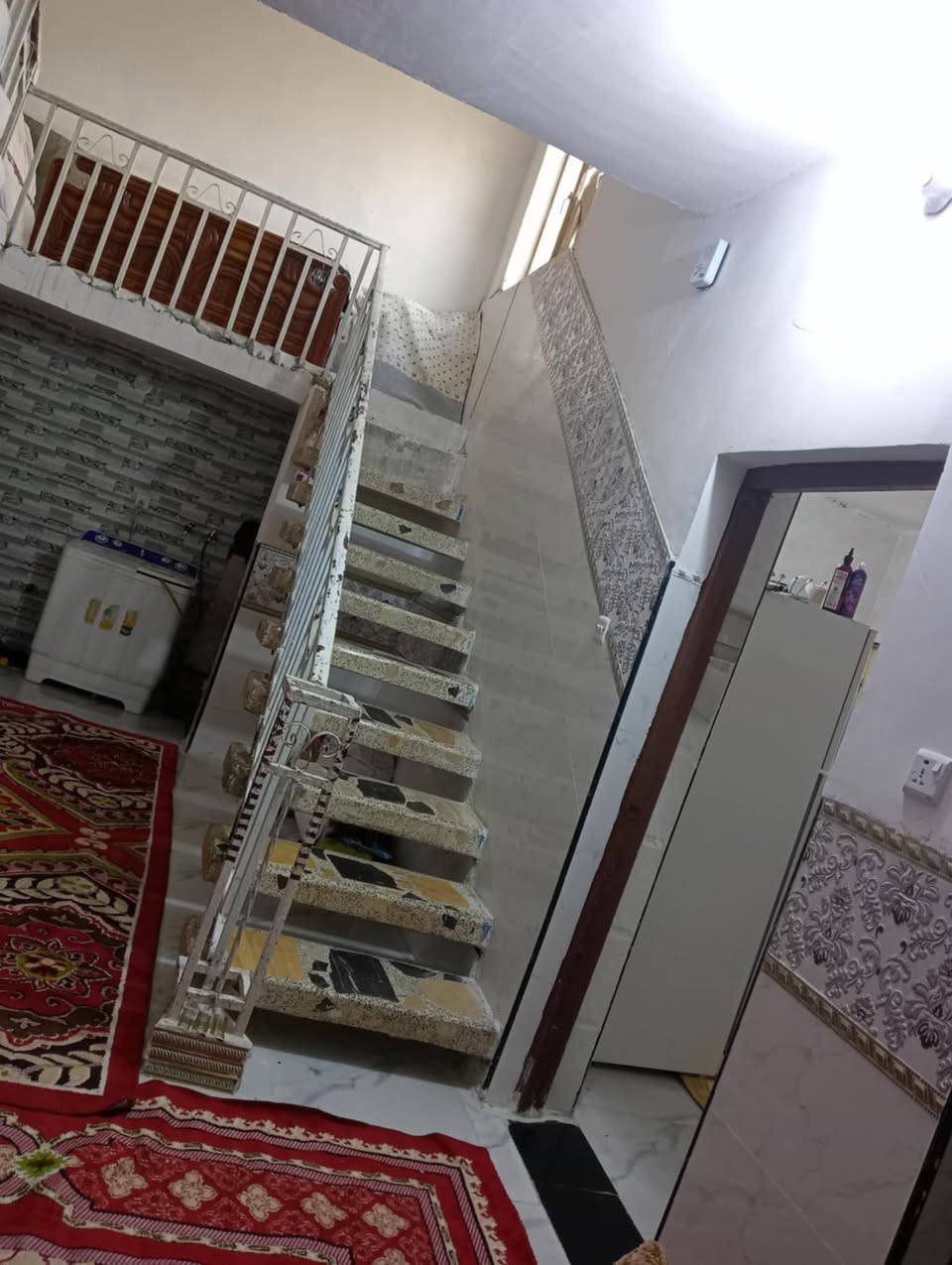 السلام عليكم بيت للبيع المساحه 200م
حي الحوراء شارع المنتزه قريب مدرسة عمود الدين 
يتكون من استقبال +صاله +غرف نوم 2
منور2+مطبخ+كراج اللاستفسار اتصال(***********)
