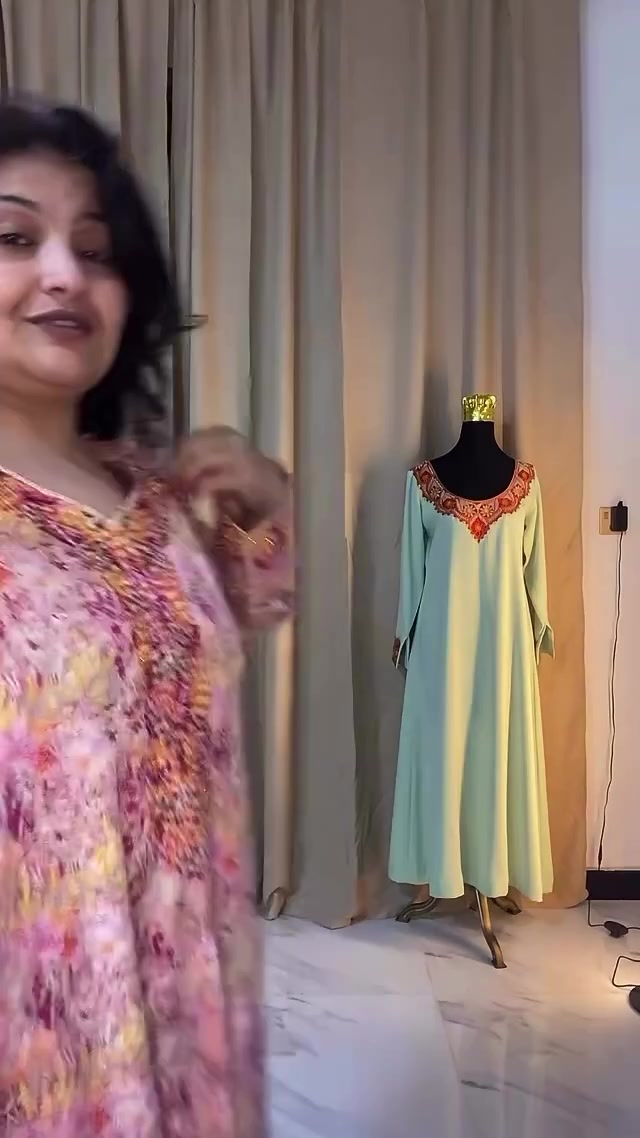 افضل موديلات المخور الخليجي بين إيدج ✨🌿

نزلنا كولكشن جديد من المخاوير اللي تجمع بين فخامة التطريز وراحة القماش. القطعة مصممة خصيصاً حتى تنطيج إطلالة راقية ومريحة بنفس الوقت، قماش بارد يلوق لأجواء الربيع والصيف ولعزايمكم الجاية. 😍

📌 مميزات القطعة:
▪️ قماش بارد 
▪️ تطريز دقيق وألوان تاخذ العقل
▪️ القياسات المتوفرة: تلبس وزن ٨٥كغم يعني XL

📦 التوصيل متاح وسريع لكل محافظات العراق 🇮🇶

💌 للحجز والاستفسار، راسلينا دايركت (الخاص).
🔖 سوي حفظ (Save) للبوست حتى ما يضيع منج، وشاركي الموديل وي صديقتج اللي تحب هيج ستايلات! 👇

#مخور #مخاوير #مخاوير_اماراتيه #أزياء_عراقية #بنات_العراق جلابيات أناقة_خليجية بغداد


**إذا كنت صاحب هذا الإعلان وتريد حذفه لأي سبب، رجاءا أرسل رسالة إلى الدعم الفني**