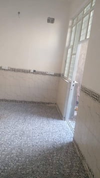 بيت ليجار منطقت امانه طابق ارضي مساحته 125متر بي ستقبال ومطبخ وصاله وغ...