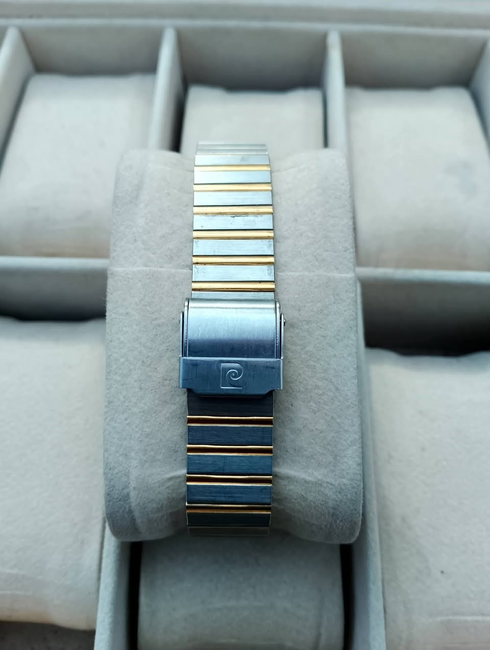 بسم الله الرحمن الرحيم 
تحيه طيبه للجميع ♥️ 
للبيع ساعه pierre cardin دار أزياء 
مكينه ياباني اصلي 
سير سل ستيل اصلي 
مكينه بطاريه 
السعر 40 الف 💵💵 
العنوان بغداد الدورة 
يوجد توصيل إلى جميع محافظات العراق وبغداد أيضاً 
للحجز والاستفسار المراسله على الخاص او على الرقم 
ه‍ *********** ☎️ متوفر واتساب
