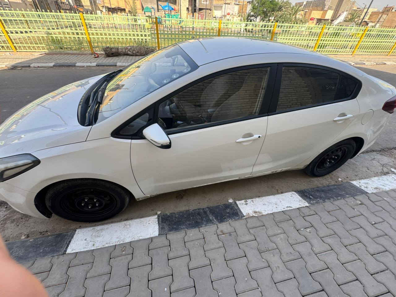 سلام وعليكم
سيراتو 2017 للبيع
سياره نضيفه وحلوه فول عميه 
بيه فقط كارتات بار الي موضح بل صوره الجاملغ لخلفي ولجاملغ الأمامي
السعر 135وبيها مجال  ***********
@إشارة
