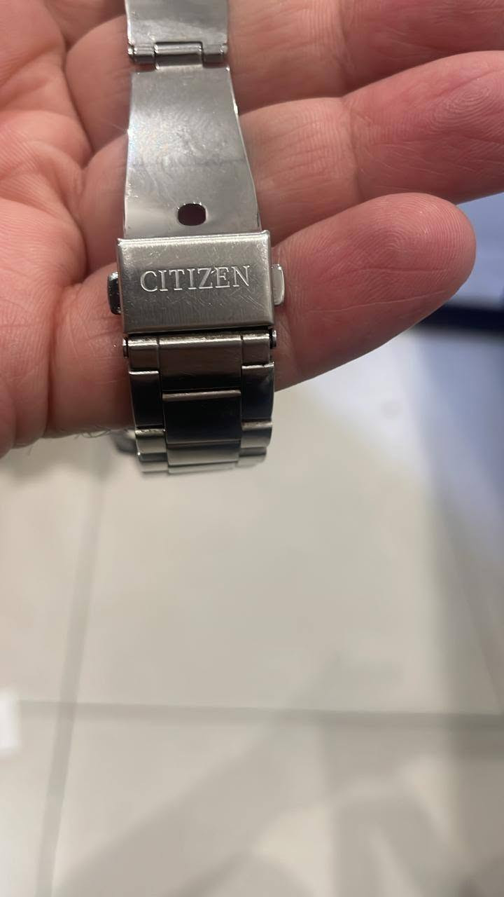 ⌚ ساعة Citizen أصلية يابانية
للبيع ساعة Citizen أصلية موديل 1112-S205، تصميم كلاسيكي أنيق مناسب للدوام والمناسبات.
✅ صناعة يابانية أصلية
✅ ستانلس ستيل كامل
✅ مقاومة للماء 100 متر (10BAR)
✅ عرض للتاريخ
✅ ميناء أسود أنيق
✅ تعمل بصورة ممتازة ودقيقة
✅ السوار الأصلي موجود
الحالة: مستعملة بحالة جيدة جداً مع آثار استعمال خفيفة على السوار كما موضح بالصور.
📍 الموقع: كربلاء
💰 السعر  ⬇️
للاستفسار أو الشراء يرجى التواصل على الخاص.


**إذا كنت صاحب هذا الإعلان وتريد حذفه لأي سبب، رجاءا أرسل رسالة إلى الدعم الفني**