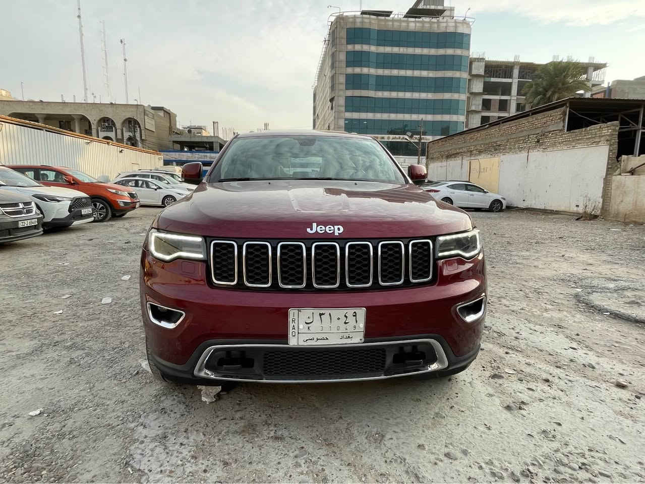 جيب كراند شيروكي. لمتد بلاص خليجي ٢٠١٩  ثلاث شاشات 
 • بانوراما
 • رادار
 • تبريد مقاعد
 • نظام صوت Alpine
 • رنكات 20
 • باب صندوق كهربائي

 • 7 وسائد هوائية
 • مانع انزلاق ESP
 • مانع انغلاق ABS
 • نظام النقطة العمياء
 • تنبيه تصادم أمامي
مقاعد جلد كاملة
 • مقاعد أمامية كهربائية مع ذاكرة للسائق
 • تبريد وتسخين للمقاعد الأمامية
 • شاشة وسطية 8.4 إنج تدعم Apple CarPlay & Android Auto
 • نظام صوت Alpine – 9 سماعات
 • مثبت سرعة + رادار
 • تحكم كامل من المقود
• فتحة سقف بانوراما
 • رنكات 20 إنج
 • حساسات أمامي + خلفي
 • كاميرا خلفية HD
 • أضوية LED + زينون
 • دخول وتشغيل بدون مفتاح
 • محرك 3.6 لتر V6
 • قوة 295 حصان
 • گير 8 سرعات أوتوماتيك
 • نظام دفع رباعي Quadra-Trac
 • أنماط قيادة: Auto – Snow – Sand – Mud
 بيه مكان واحد ماشر عليه بالصور. بي صبغ  واكو رصعه بالجاملغ الثاني ممعدله  صغيره بقيه السياره اي شي مابيهه  
*********** بغداد, العراق
