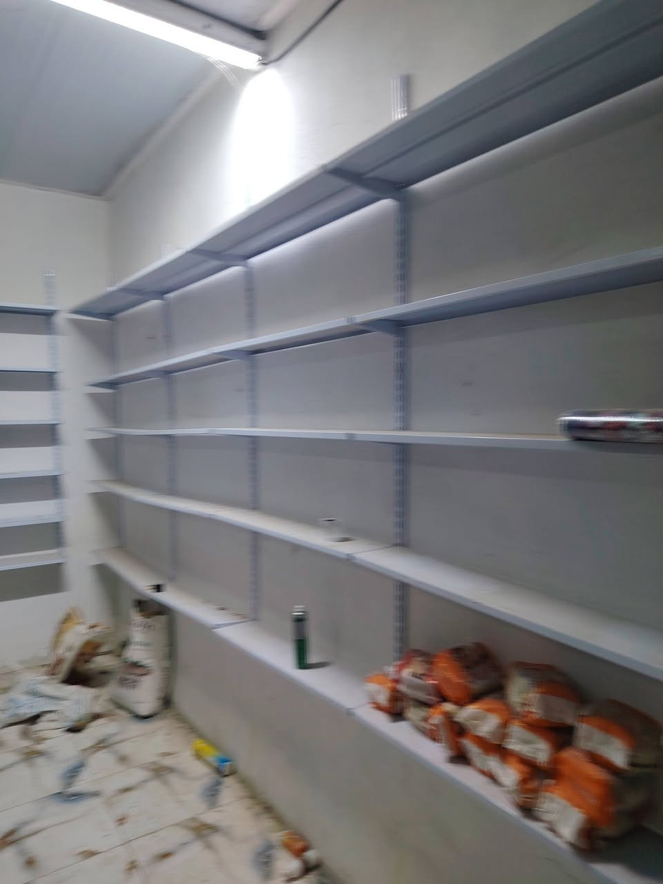 غراض محل للبيع مجمده ١٨ قدم براد كولا الأصلي
رافع قدره
سبلت الوادي غراض جديده
رفوف جديده
مكانهن وركاء
*********** رقم صاحبهن
