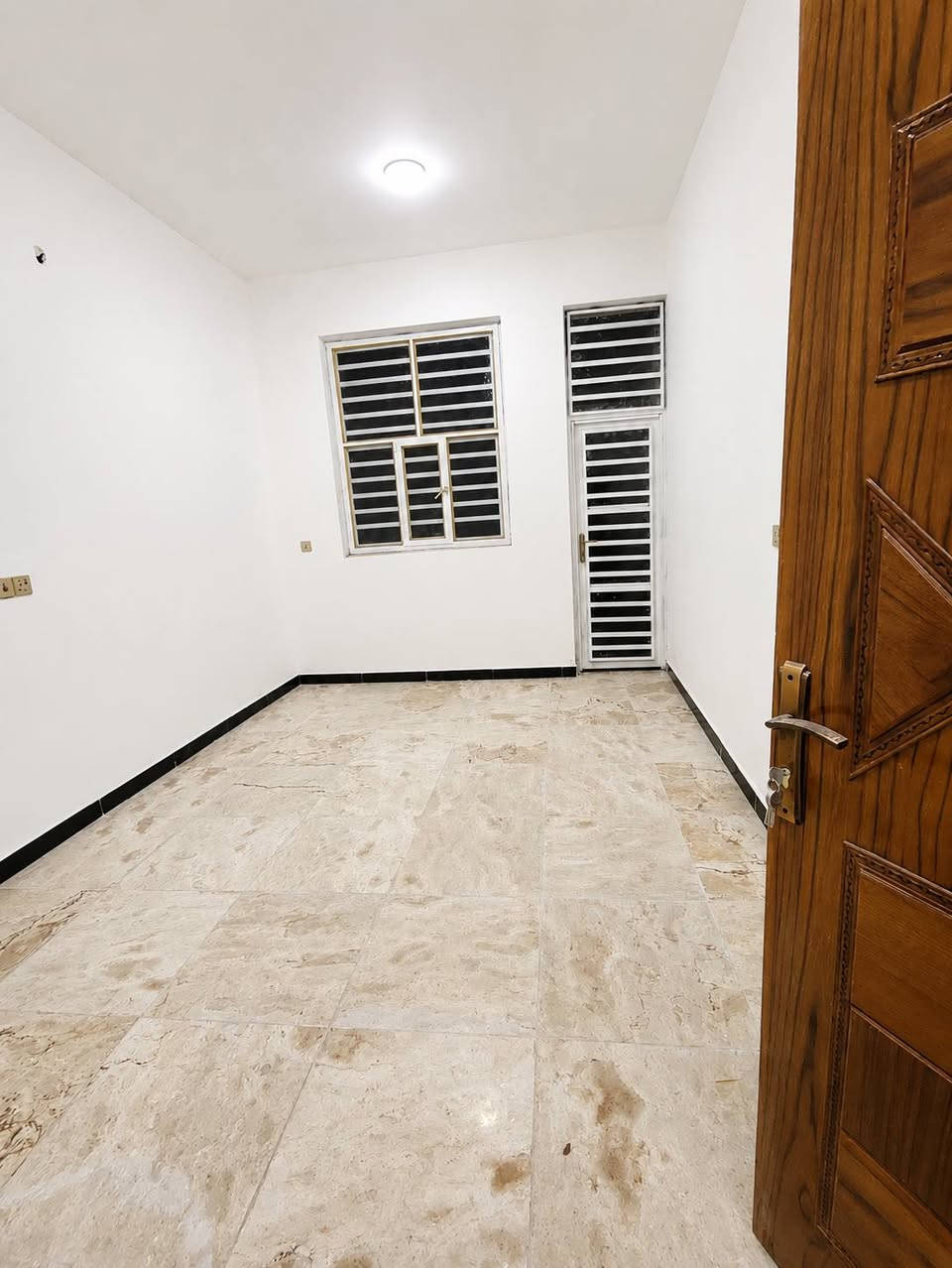 بيت 150 متر بالإسكان الصناعي النزله الأولى
الطابق الأول طارمه استقبال وصاله وغرفتين نوم ومطبخ وصحيات داخليه وخارجيه ومنور
الطابق الثاني يتكون من 4 غرف نوم وصاله وصحيات
السعر والتفاصيل فقط واتساب متواجد ***********
