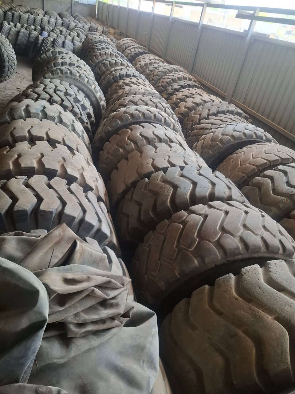 يتوفر لدينا الاطارات لجميع المكائن الخفيفة والثقيلة 

للأستفسار 
***********_***********__***********_***********
