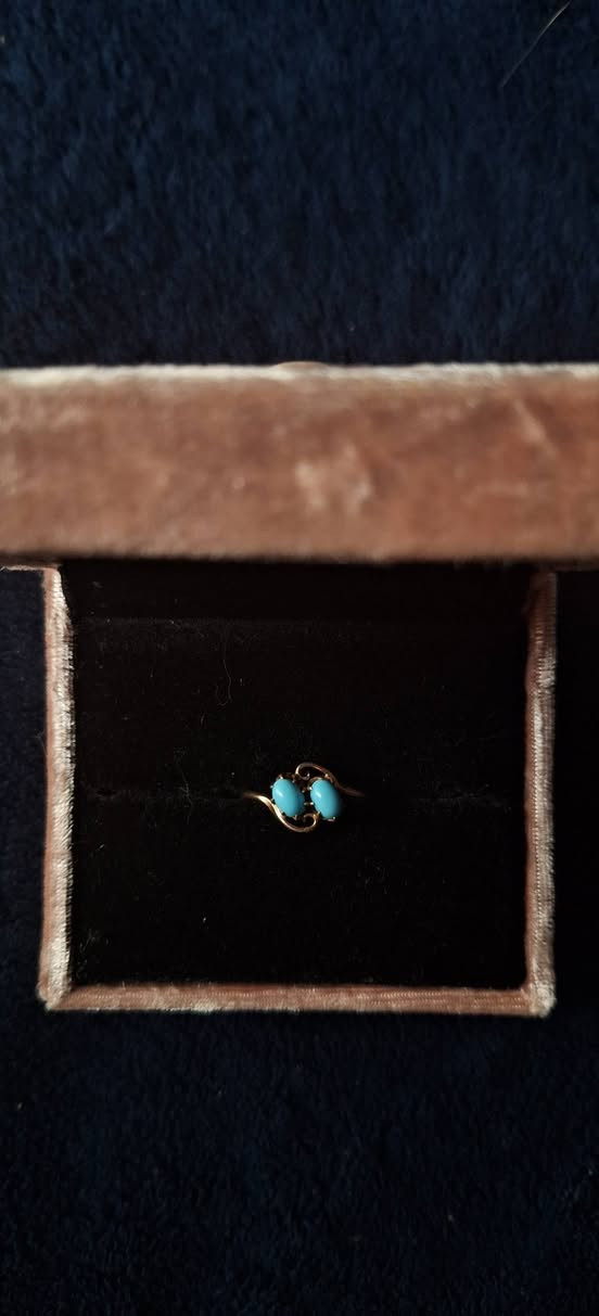 العنوان: قطعة من زمن الفخامة - محبس فنتج Toi et Moi 💍✨
"لأصحاب الذوق الرفيع والباحثين عن التميز..
أعرض لكم قطعة نادرة جداً تعود لفترة الخمسينات (1950s)، محبس ذهب عيار 14 بصياغة يدوية متقنة وتصميم عالمي كلاسيكي يُعرف بـ (Toi et Moi).
ليش هذا المحبس مميز؟
✅ التصميم: يرمز للارتباط الروحي (أنا وأنت)، وهو حالياً من أكثر التصاميم المطلوبة عالمياً في دور المجوهرات الكبرى.
✅ الحالة: القطعة بحالة ممتازة جداً (Excellent Condition) ومحافظة على هيبتها وجمالها التاريخي.
✅ الندرة: صياغة الخمسينات تمتاز بدقة مستحيل تلاقي مثلها بشغل الماكينات الحديث.
هذا المحبس ليس مجرد ذهب يُباع بالوزن، بل هو مقتنى فني تزيد قيمته مع الزمن.
📍 السعر: 800,000 دينار (قيمة القطعة كتاريخ وتصميم).
📩 للمعنيين فقط: يرجى المراسلة على الخاص لمشاهدة فيديو وتفاصيل أكثر. (البيع للجادين والذين يقدرون قيمة الأنتيك).


**إذا كنت صاحب هذا الإعلان وتريد حذفه لأي سبب، رجاءا أرسل رسالة إلى الدعم الفني**