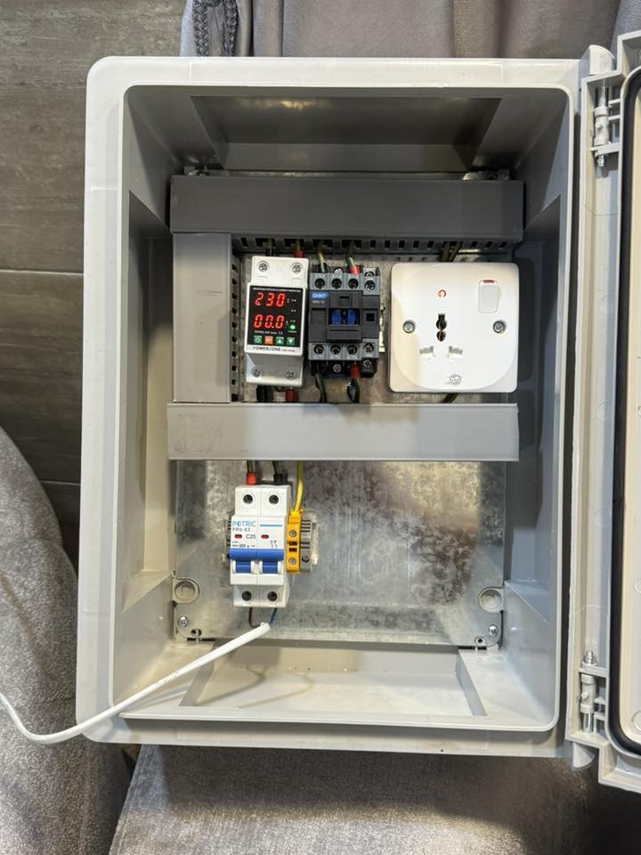 السلام عليكم بورد حمايه للشحن السيارات الكهربائي قاطع حار بارد 
استفسار ***********
السعر (75الف)التوصيل مجاني
