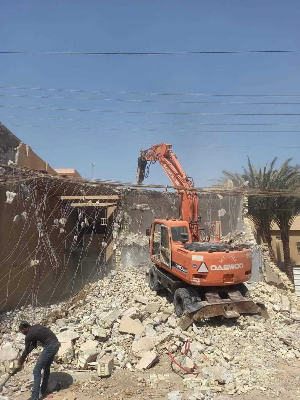 تفليش البيوت  ***********   هدم الدور ورفع الأنقاض وقطع البيوت  المشتركة والبنايات المرتفعة  أنسب الأسعار وفرش السبيس والجلمود وحدل الأرض في كل مناطق بغداد
