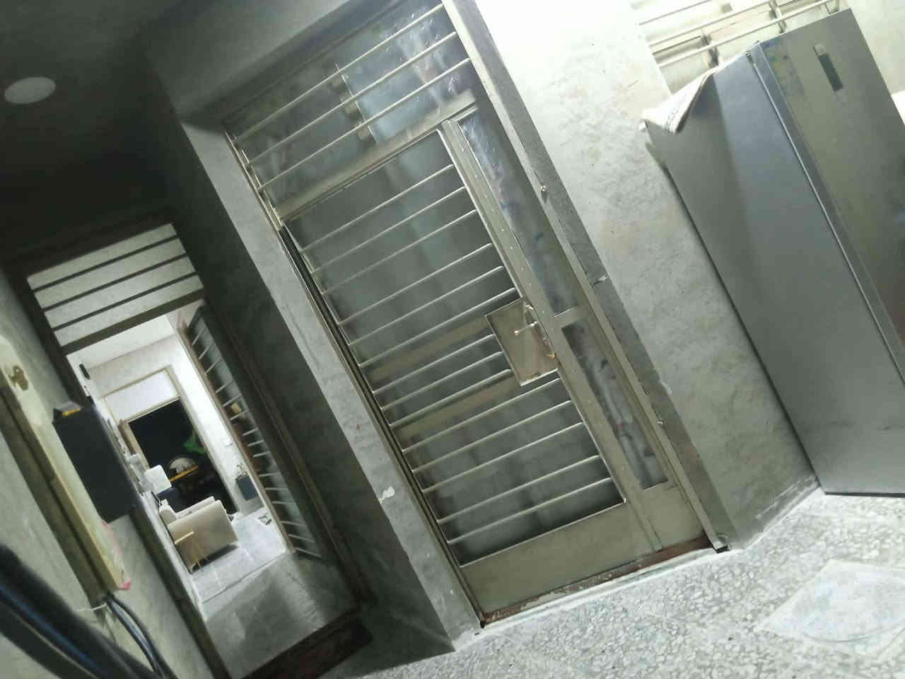 السلام عليكم ورحمة الله وبركاته يوجد لدينا بيت مساحته 110متر البيت يرهم مراوس أو بيع  بي عرفه نوم وحده وصاله ومطبخ وخدمات وساحه داخليه  بشارع بغداد 2بيت فرعي بصفحت الري منطقت الدوانم مقابيل سويب ول شرطة الخامسة 
البيت جاهز السكن بس نقصه البيتونه مغلفيها بسندويج البيت سعره كلش حلو السعر(65)وبي مجال  الستفسار علا الاتصال ***********
***********بيهن وتساب
