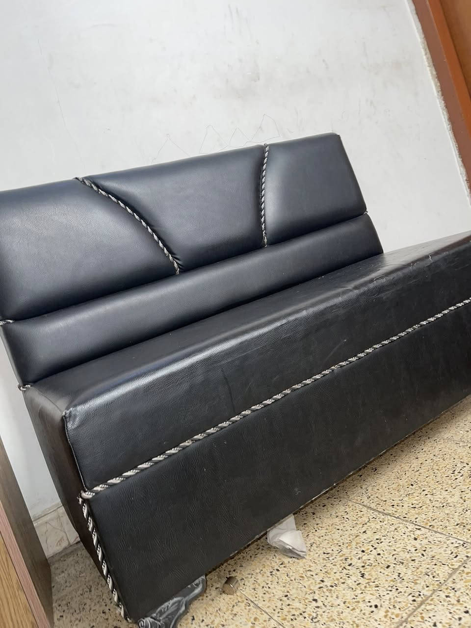 كرسي حلاقه جك ويرجع الضهر مالته نضيف كلش سعره ١٠٠وبيه مجال ومغسله فرفوري هم بيها جك تتحكمين بيه ١٠٠ وبيه مجال وهاي قنفه 40 اريدها *********** مكاني شهداء السيدية وعندي مواد صالون
