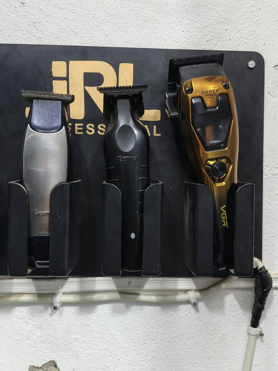 محل كامل للبيع تحول وتفتح ما يعوزك ولا غرض مرايتين +كرسي واحد +قنفه +جامخانه ويا +تانكي مي +مبرده+جهاز بخار +جهاز شمع+مغسل محل متكامل شرط حته خيط متشتري الاستفسار واتساب تريد تخابر . ***********
