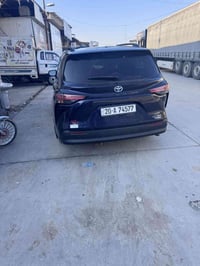 تويوتا سينا 2023 فول موصفات ضرر بس الباب الخلفية اليسرة فقط هايبرد ماش...