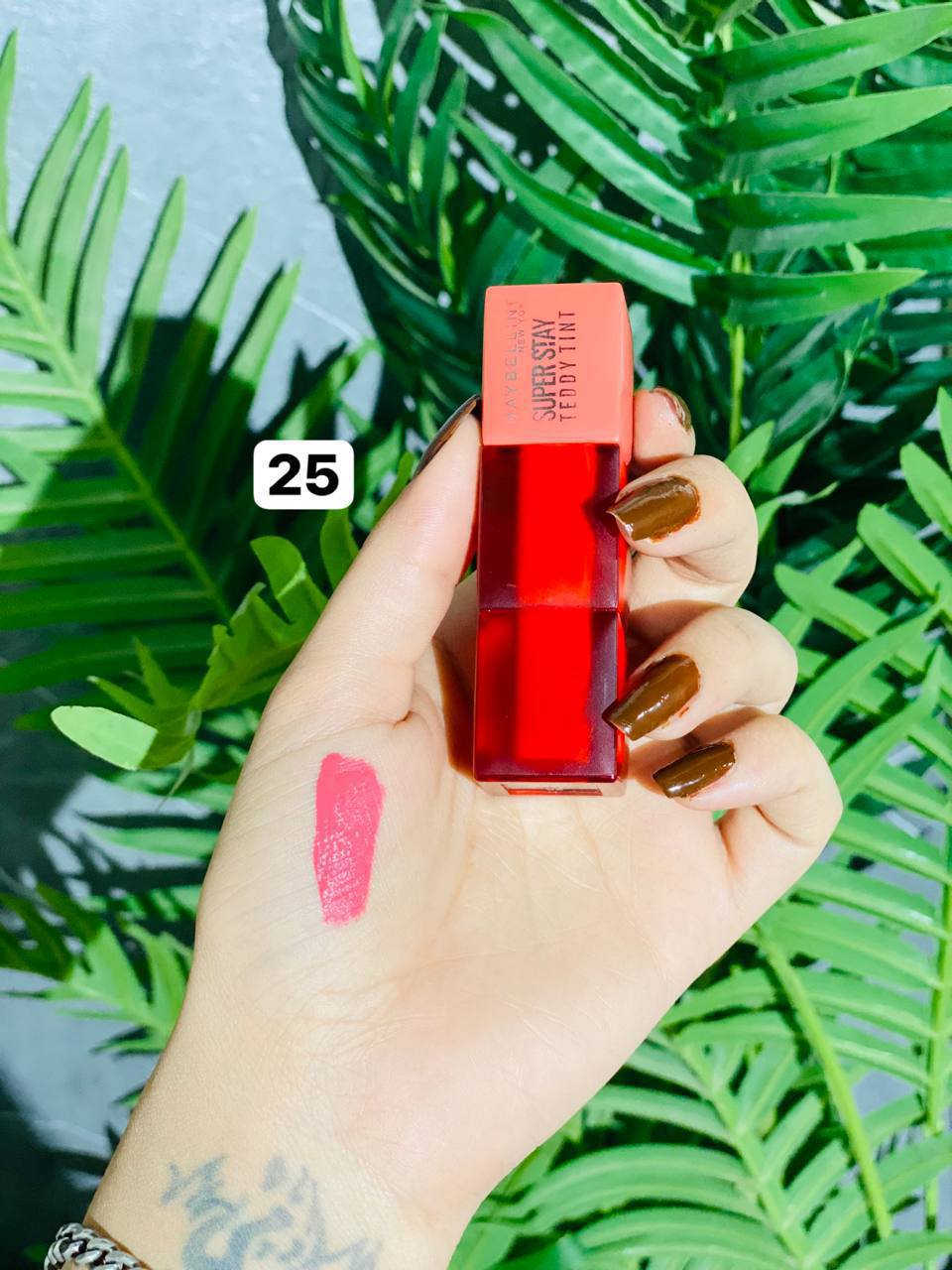 ✨ دلال وجمال مع Maybelline Super Stay Teddy Tint! ✨
لأن شفايفك تستحق الأفضل، جئنا لكِ بمجموعة تيدي تينت من ميبيلين نيويورك (Maybelline New York)، التي تجمع بين الملمس الناعم المخملي والثبات الذي يدوم طويلاً. 💄🧸
تألقي بإطلالة "تيدي" الدافئة واختاري الدرجة التي تعكس شخصيتك من بين هذه 
التدرجات الرائعة:

🎨 تدرجات الألوان المتوفرة:
• درجة 15: وردي ناعم وهادئ لإطلالة يومية رقيقة. 🌸
• درجة 25: وردي حيوي يضيف لمسة من البهجة. ✨
• درجة 30: أحمر كلاسيكي جريء لإطلالة واثقة. ❤️
• درجة 35: وردي دافئ يمنحكِ مظهراً طبيعياً وجذاباً. 🎀
• درجة 55: فوشيا مشرق لإطلالة عصرية ومميزة. 💖
• درجة 60: أحمر توتي عميق لإطلالة سهرة ساحرة. 🍇
• درجة 65: درجة مميزة تجمع بين الهدوء والأناقة (تُكمل مجموعة التيدي تينت الرائعة). 🌟
• درجة 70: برتقالي مشرق يضفي إضاءة فورية لوجهك. 🍊
• درجة 75: مرجاني دافئ يناسب جميع ألوان البشرة. 🍂
• درجة 80: نود دافئ بلمسة خريفية راقية. ☕


**إذا كنت صاحب هذا الإعلان وتريد حذفه لأي سبب، رجاءا أرسل رسالة إلى الدعم الفني**