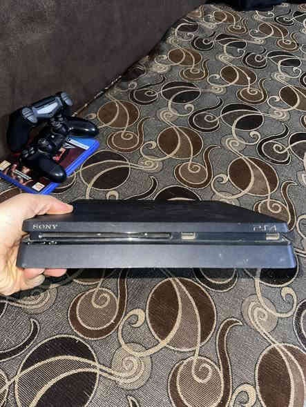 بلي ٤ سلم ١ تيرا الجهاز نضيف وممستخدم هواي ويا يدتين ولعبة 
٢٤٠ الف 
اليدات اصلية
*********** 
غير مهكر اونلاين
