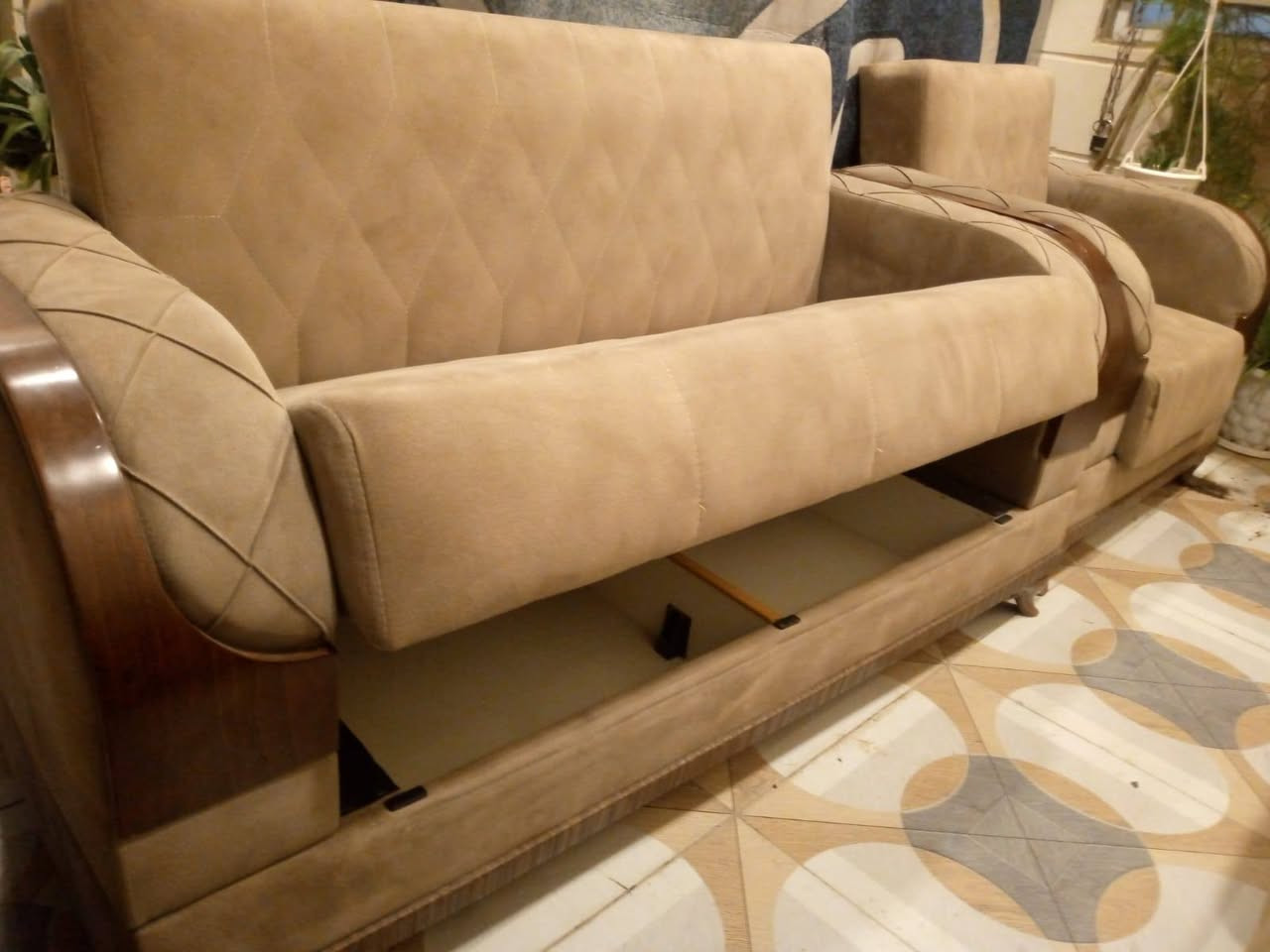 اللهم صل على محمد وال محمد
تخم قنفه للبيع تركي ويصير سرير ومخزن نظيف بسعر مناسب الشراي يتصل ***********
