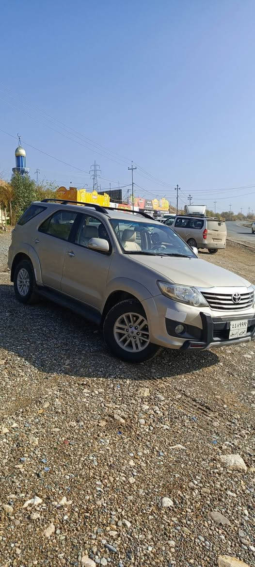 السلام عليكم 
تيوتا فورتشنر موديل 2014 لون ذهبي ٦ سلندر ماشيه 168كم سعر 235 ***********
