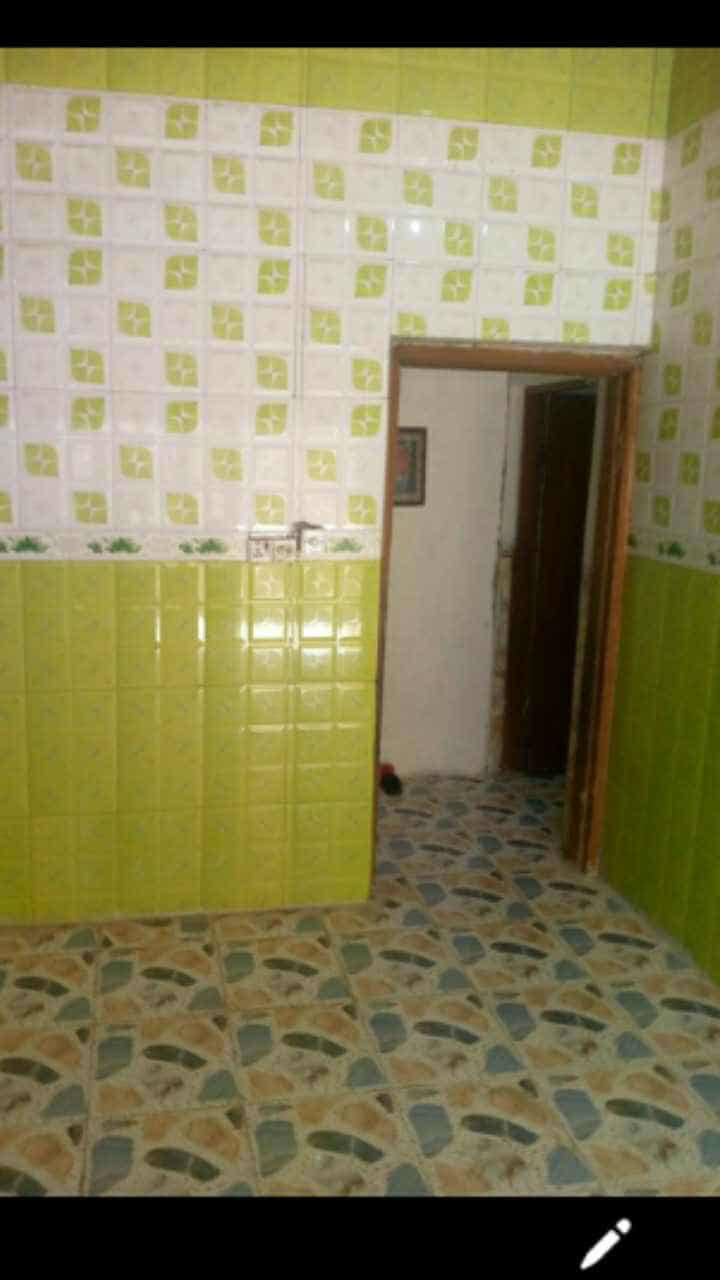 يا الله
 بيت للبيع مساحته ٥٠٠متر كونكريت مسلح على طريق السنية  يتكون من ٣غرف نوم ومطبخ وصاله وبراني وصحيات داخليه وخارجيه وحديقتين أمامية وخلفيه مزروعه نخل حلاوي وتين يبعد عن الشارع 150 متر متوفر كافة للخدمات 
للاستفسار ***********
