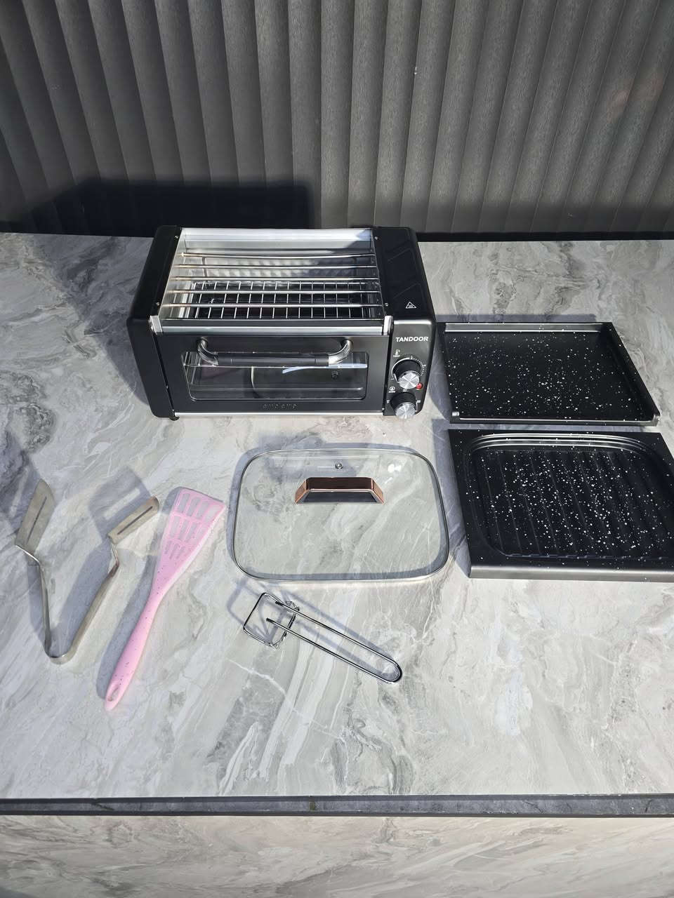 🔥 توفر بعد انتظار… ويسوى الانتظار! 🔥
فرن تندوري 20 لتر – شركة Emblem (إصدار 2026)
أداء قوي، تصميم عملي، وسهولة تنظيف مع سطح منفصل ✨
🔺 المواصفات:
سطح للمخبوزات بغطاء كرانيت
سطح للشوي بغطاء كرانيت مع غطاء زجاج بايركس
قدرة عالية 2100 واط
6 هيترات منفصلة التشغيل
ثرموستات للتحكم بدرجة الحرارة
ملحقات كاملة:
✔️ حمالة مخبوزات
✔️ كماشة مشويات
✔️ حمالة صواني
🔺 الأبعاد الخارجية:
عرض 46 سم × عمق 29 سم × ارتفاع 22 سم
🔺 أبعاد سطح الطهي:
35 سم × 25 سم
🔺 ضمان سنة من تاريخ الشراء
💰 السعر: 85,000 دينار فقط
🚚 توصيل متوفر لجميع المحافظات
📞 للحجز والاستفسار:
***********
أو مراسلة الصفحة مباشرة
📍 عنوان المحل:
كربلاء – حي الموظفين – شارع مدرسة جمانة
🏠 اسم المحل: بيتك عدنا
#فرن_تندوري #Emblem #أجهزة_كهربائية #مطبخ #عروض #بيتك_عدنا
