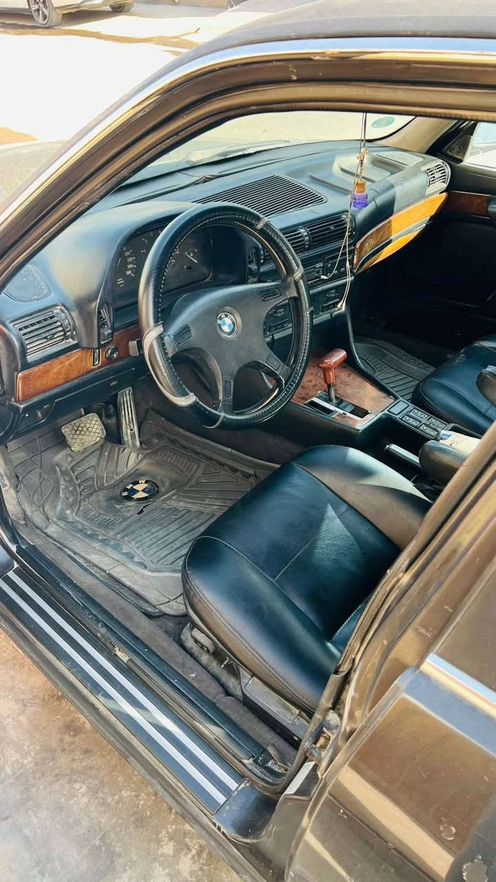 BMW 730
المحرك البيها 3500
موديل 1993
السنوية بإسمي 
تبريد قطعتين شغال وكلش تمام
صدرها نص عمر
كهربائياتها جيدة
محركها ممتاز جداً
السعر 47 وبيها مجال
اليحب يتواصل على الرقم ***********
