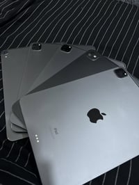 يوفر لكم مركز MR للموبايل  مجموعه من الايبادات والايفونات باسعار تنافس...