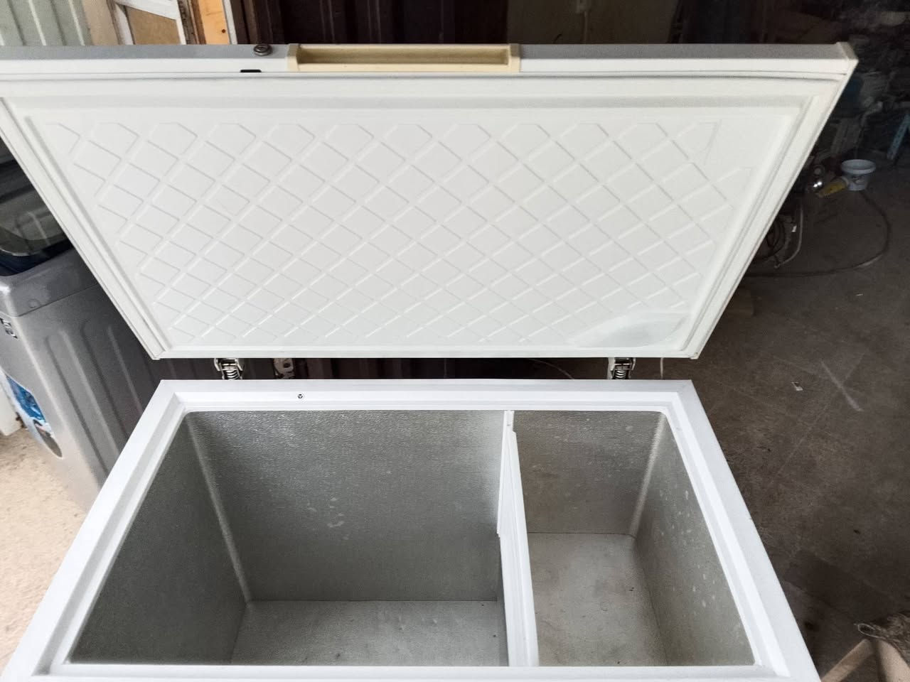 مجمد للبيع الكشر نظيف اخو الجديده
جان بي انسداد وشحنتو غاز 

وهسه شغال 
موجود عندي بالورشة النظافة بالصور شوفوها 
***********
