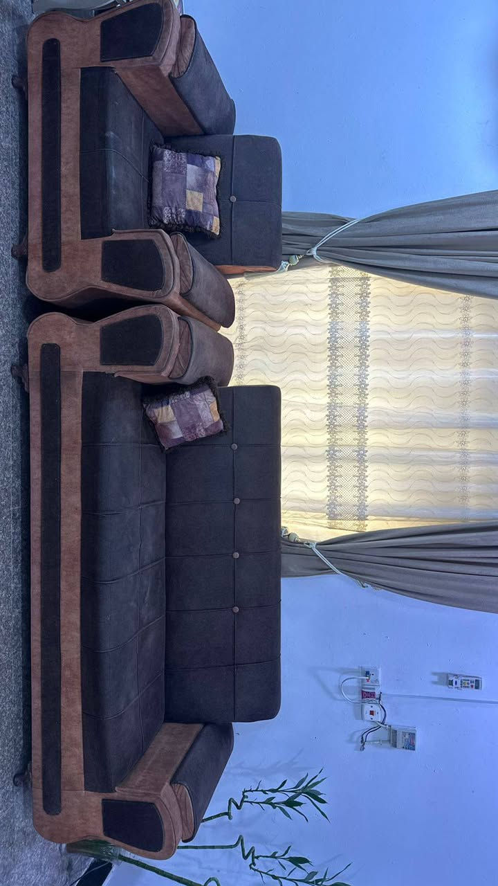 قنفات للبيع عدد ١٠ مقاعد
٢ كبار و  ١  سط و  ٢ صغار
للاتصال  ***********
