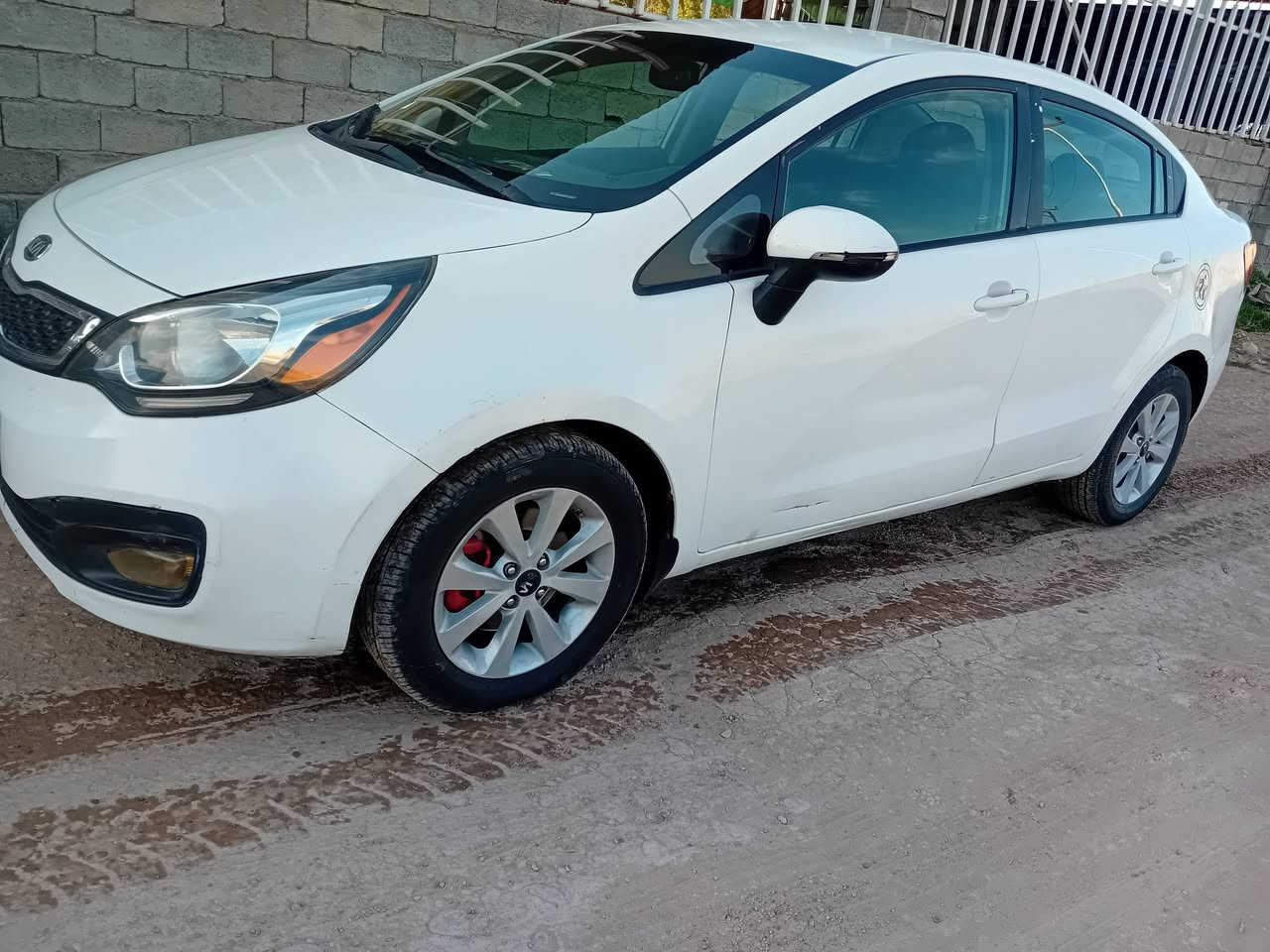 كيا ريو للبيع موديل 2012 سيارة جديده صبغ قطعتين فقط السنويه جديده رقمها ديالى  السعر 93  وبيها مجال العنوان ديالى الأسود ***********
