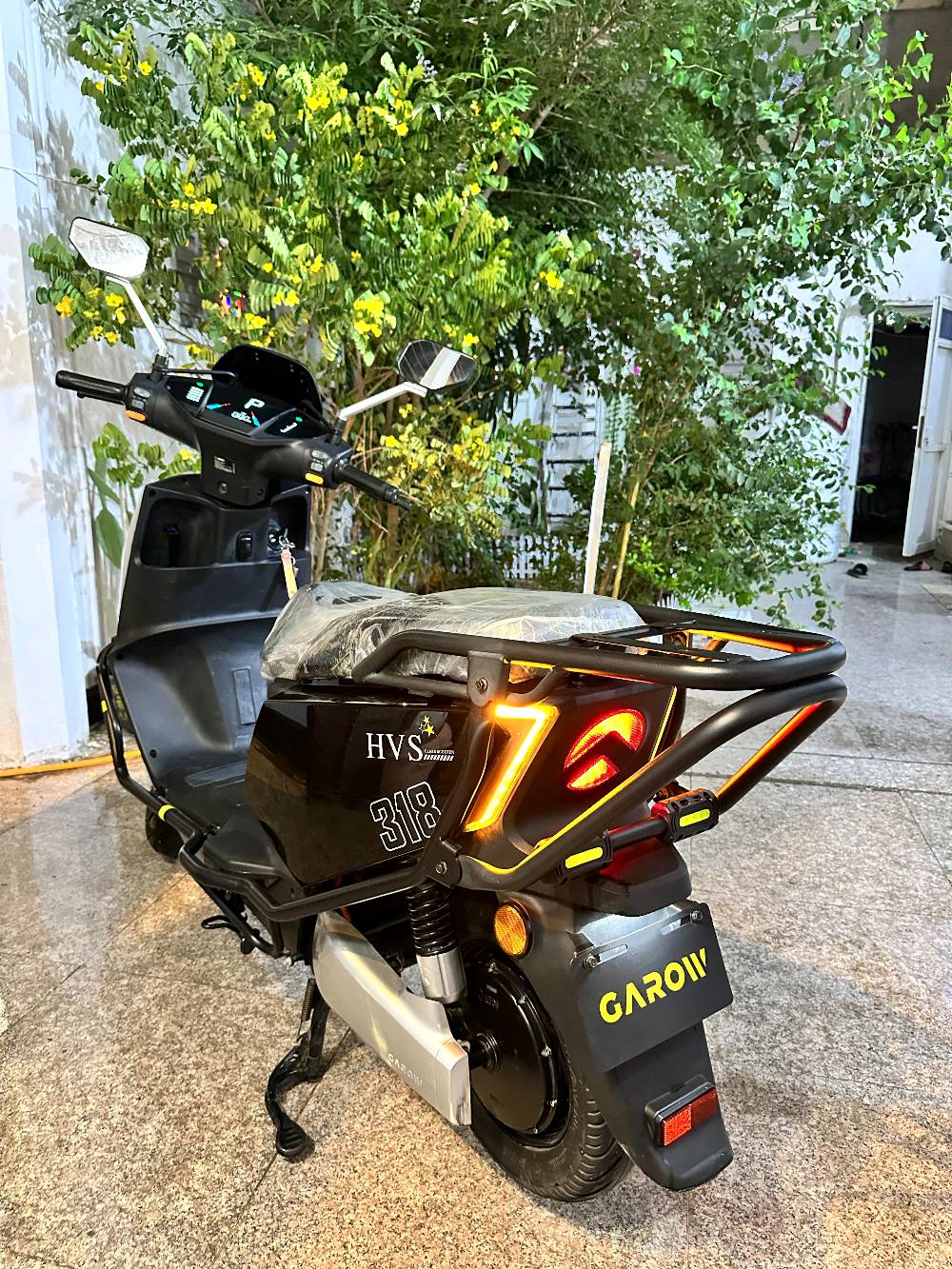 دراجة شحن CAROW 
دراجة شحن دراجة كهربائية 
اللون مميز
موجود درع وصندوق خارجي فيه 
من ماركة HVS 318
نضام 3 سرع  والسرعة الرابعة سبورت 
السرعة القصوى 120
دراجة بعدهي جديده 
تمشي بالشحنة الواحده 70 كيلو بالشاشة حسب الوزن او اكثر
6 بطاريات 
نضام حساسات جانبية وخلفية 
مانع للسرقة  
گلوبات عالي ناصي قوي
أشاير يمنى ويسرى 
دبل اشارة 
الكهربائيات كلهن شغالة 
الشاحنة الاصلية تدعم الشحن السريع 
هورن عالي
مرايات
صندوق كبير داخلي 
تحتوي على صندوق كبير خارجي
الملف 2500 حقيقي 
🔴السعر800 الف وبيهة مجال 
العنوان : البصرة : الامن الداخلي
الرقم : ***********