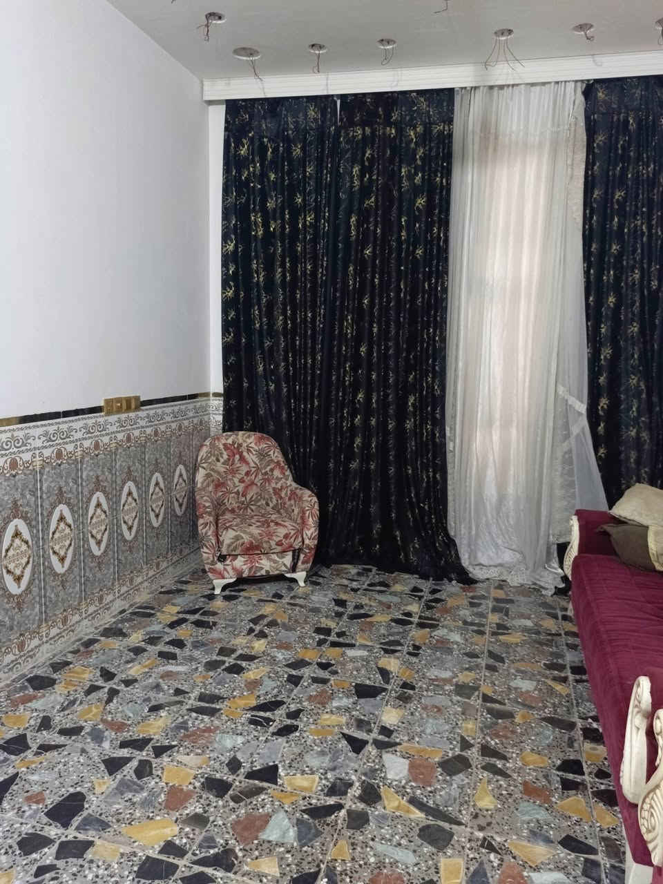 سلام عليكم بيت للبيع في الضباط الثانيه خلف مدرسة الامير الاهليه بيت شغله درجه اولى كهرباء نضام بواري لقاط لثاني عوزه دبل طابوك ويكمل لبيتونه مصبوبه وبيه درج مال قاط ثاني ***********
