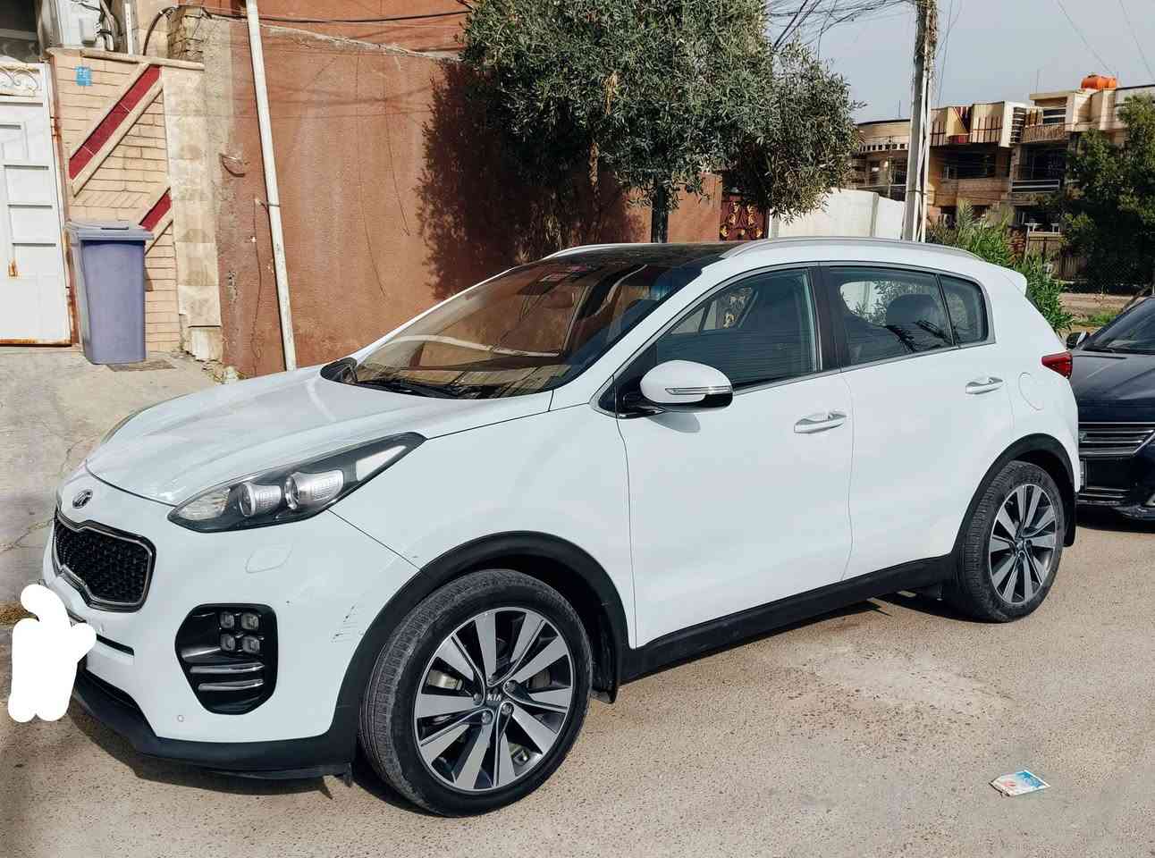 السلام عليكم 
كيا سبورتج خليجي موديل ٢٠١٧
المواصفات 
محرك ٢٠٠٠ 
بانوراما
اشاير بالمري والمري تنطوي
الكشنات جلد ومغلفه بالجلد والكاعيات مدوشمه جلد
لد أمامي نهاري وبلوجكتر
حساسات اماميه وخلفيه
ثلاث أنظمة قياده عادي وسبورت وايكو
ماشيه ٧٣ وبيها شبر بارد بالباب الامامي عكس السايق
رقمها الجديد والسنويه مالتها تسقط با ٢٠٣١
ومكانها في بغداد  حي البنوك متواجد على الانترنت بعد الساعة السادسه ليلا لكثرة انشغالي أو الاتصال على هذا الرقم ***********
السعر ١٧٨ وبيها مجال قليل
