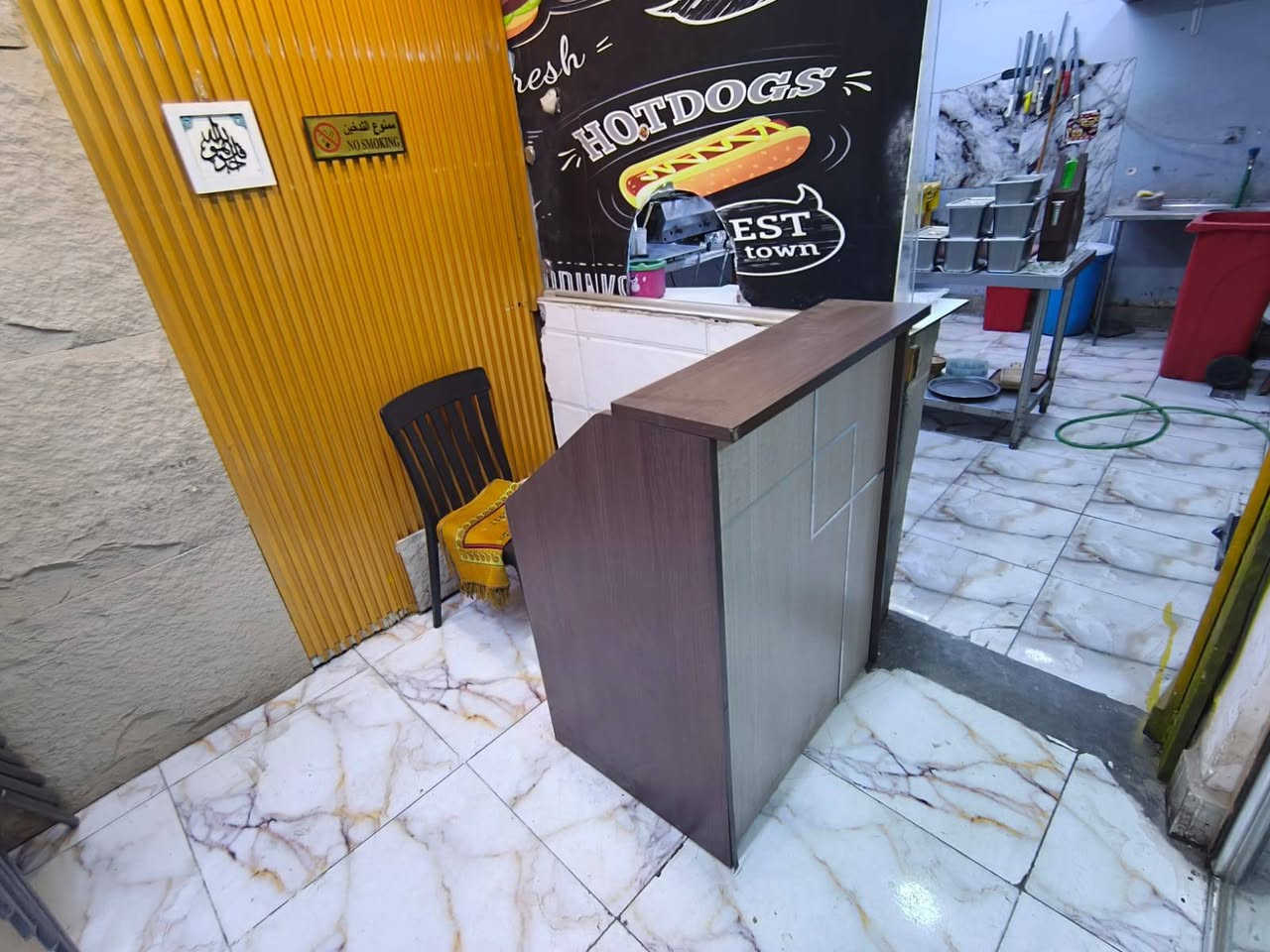 غراض مطعم للبيع 
1.شوايه كص 7 عيون. 150الف
2. غلايه سعرها 100الف
3.اكريل بركر سعره 100الف
4.ميز كاشير سعره 100الف
5. عارض عاموديه سعرها 300الف
6 مجمده سعرها 300 الف
مكاني بغداد المحموديه اللطيفية 
***********متواجد واتساب واتصال
