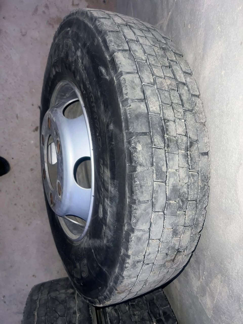 سلام عليكم تايرات هينو 17:5/80 للبيع  السعر الزوج 200 المكان خان النص عمود 537 متواجد فيس او رقم ***********
