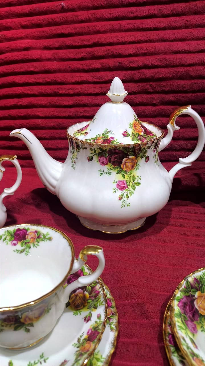 سيت رويال البرت ROYAL ALBERT
بدون ضرر 
بعده جديد
عدد الكلي للقطع 47
قوري الكبير 
حلبدان الكبير
شكردان الكبير
كوب 6
صحن كوب 6
صحن حلويات 6
صحن كيك 6
مقدمه طابقين 2
ممالح 2
كاس مع صحن 2
كاسه 2
كاسه حلويات 1
تقديم زيتون 1
صحن تقويم 1
منسف كبير 1
شكردان 1
مقدمه 1
جرص 1
حذاء 1
محاره 1
جذع نخله 1
متوفر توصيل جميع محافظات العراق
الاعتماد واتساب كارت 5 اسيا ***********
