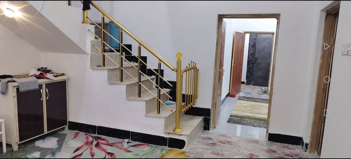 بيت زراعي200 م بناء 2025 بلوك كهربائي غرفتين 5×4 هول 6×4 مجمع غرف4×4 مطبخ4×4 ديوانيه 6×4 حمام 🛀 عدد 2  شوارع سبيس 8متر تقريبا +ماي وكهرباء 5خطوط  +مولد الاسكان الصناعي البوعظم بين الجسرين عبر سكه القطار شارع تبليط السعر 47  الاتصال صاحب البيت ***********.
