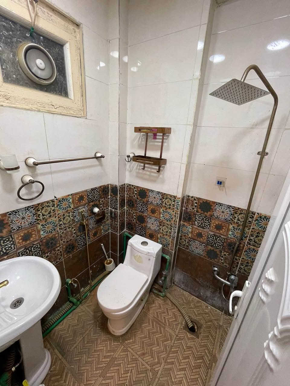 للايجار شقة مؤثثة جديدة و صغيرونة بناء حديث  مؤثثة جديد بالكامل طابق اول للايجار ( نظيفة جدا و راقية جدا  تصلح مكتب عزابي او سكن ) غرفة و صالة و حمام و مطبخ مؤثثة  كرادة داخل فرع افران الزيتون مؤثثة جديد غرفة نوم نفرين سبالت ثلاجة طباخ تخم قنفات جلسة عربية تلفزيون و غسالة ملابس منضومة كامرات مراقبة و ديكورات  واضحة بالصور ( الشقة جديدة بناء و اثاث جديد )  للاتصال مع المالك مباشر ***********/*********** علي الحسيني رجاء الغير جاد لا يتصل و لا يعلق رحمه لوالديكم
