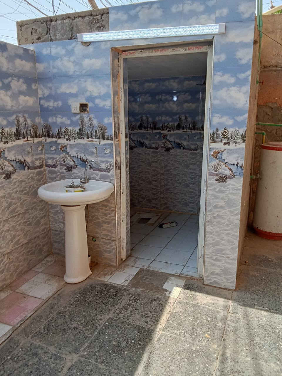 بيت150م 4طوابق على ساحة بغداد الحسينية بالبداية استقبال ومطبخ وصحيات داخلية وخارجيه وغرفتين نوم الطابق ثاني 4نوم وحولي وصحيات الطابق الثالث مخزن وسطحين الطابق الرابع بيتونه وسطح بيع او مراوس حسب الاتفاق السعر 150 رقم الهاتف ***********
