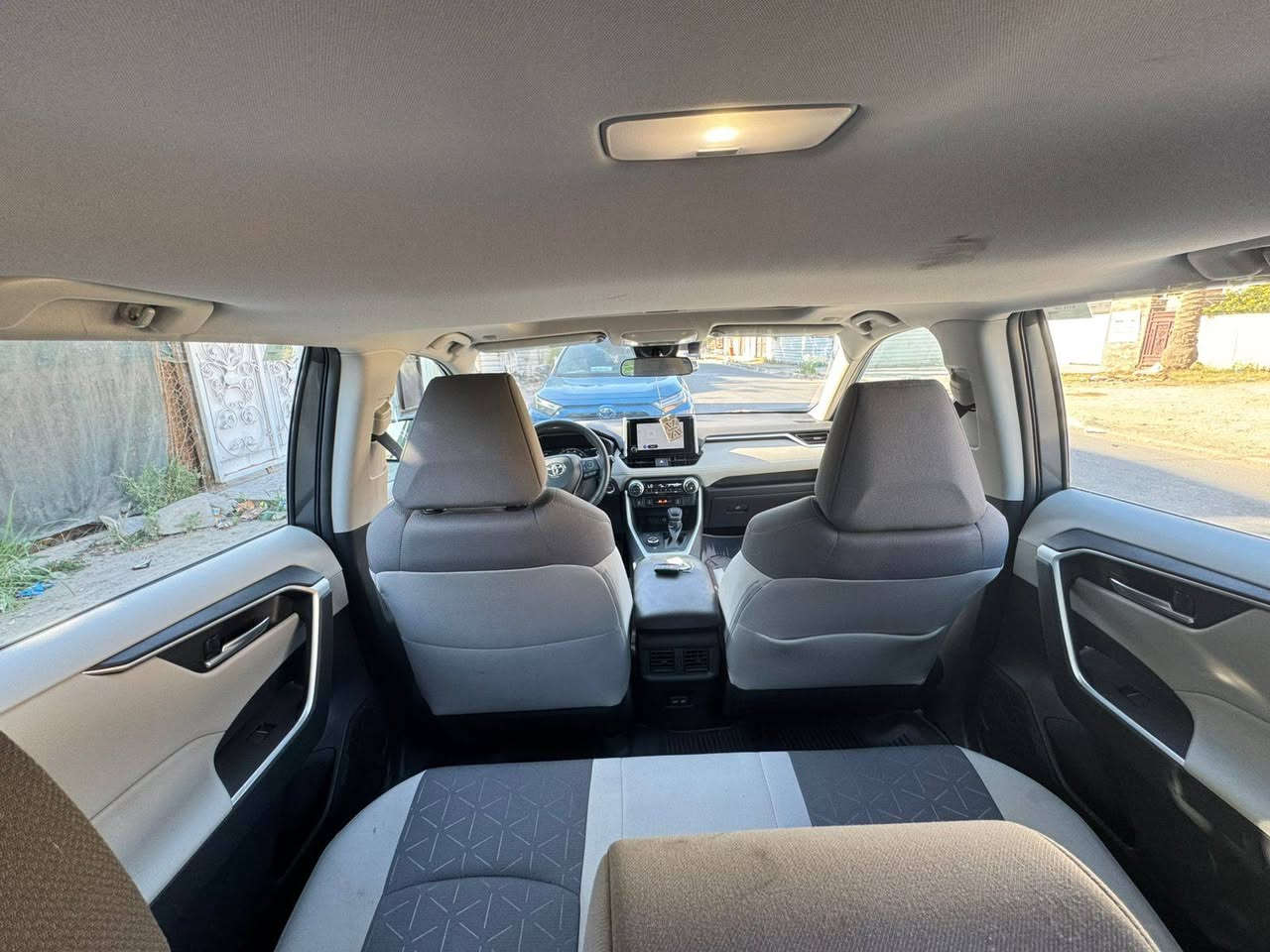 راف فور هايبرد XLE
2023
ضررها مبين مواصفات مبينه 
السعر ٢٣٥ بيها مجال 
***********
