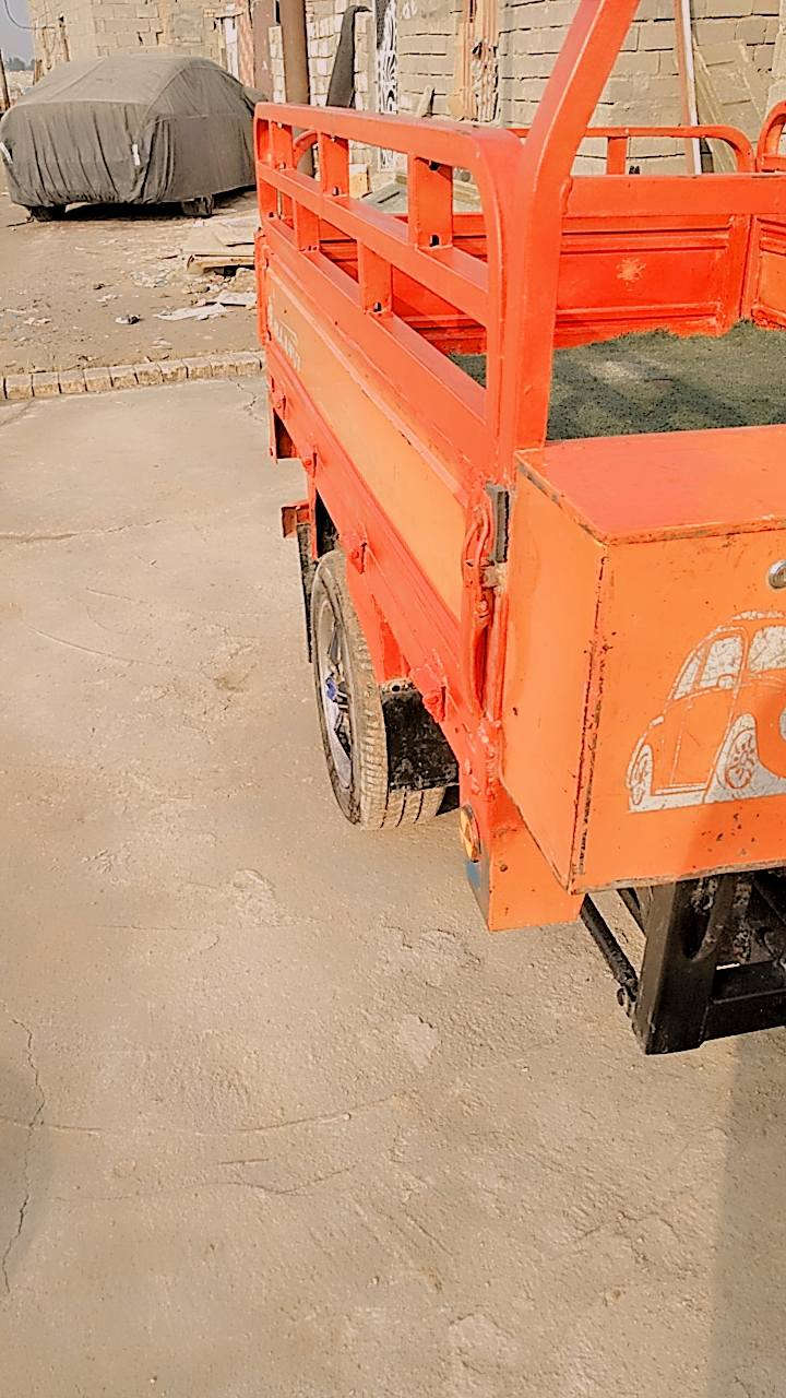 السلام عليكم ستوتة ليفان رقم ابيض وسنوية للبيع السعر 2000 بيهة مجال للشراي  المكان كرمت علي ابو صخير  هذة رقمي ***********
