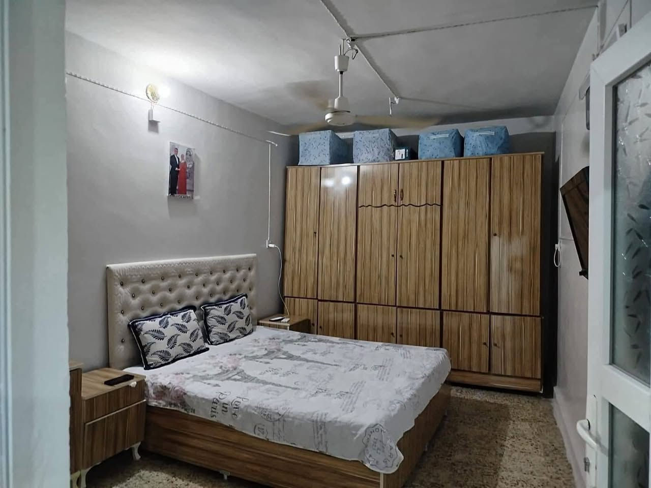 🏠 منزل للبيع في كركوك - منطقة المصلى (فرصة ممتازة للسكن أو الاستثمار) 🏠
لكل من يبحث عن موقع مميز، هادئ، وقريب من كافة الخدمات.. نعرض لكم هذا العقار المميز الواقع في منطقة المصلى، بموقع استراتيجي جداً (قريب من المدارس، السوق، وقريب جداً من جامع ملا عابد).
العقار عبارة عن مشتملين متجاورين، ويتميز كل مشتمل بأنه يتكون من (طابقين)، وتفاصيلهما كالتالي:
1️⃣ المشتمل الأول (الركن) - مساحة 171 متر مربع (طابقين)
الموقع: ركن مميز على واجهتين.
الواجهات:
واجهة داخل الفرع بعرض 25 متر.
واجهة مقابيل الجامع بعرض 7 أمتار.
البناء والتصميم: يتكون من طابقين، ويحتوي على (مطبخ، صحيات، غرفة استقبال، غرفتين نوم).
الاستثمار: المشتمل مؤجر حالياً بـ (250 ألف دينار عراقي شهرياً).
2️⃣ المشتمل الثاني - مساحة 100 متر مربع (طابقين)
البناء والتصميم: يتكون أيضاً من طابقين، ويحتوي على (مطبخ، صحيات، غرفة استقبال، غرفتين نوم).
الحالة: نظيف جداً، بناء مرتب وجاهز للسكن المباشر.
💰 خيارات الشراء والأسعار:
الخيار الأول (شراء المشتملين معاً):
المساحة الإجمالية: 271 متر مربع (المشتملين طابقين).
السعر الكلي: 180 مليون دينار عراقي (وبيه مجال للشراي الجاد).
الخيار الثاني (شراء مشتمل الـ 100 متر فقط):
إذا كنت ترغب بشراء بيت واحد فقط، البيع متاح لمشتمل الـ 100 متر (طابقين).
السعر: 110 مليون دينار عراقي (وبيه مجال للشراي الجاد).
📞 للاستفسار والتواصل:
لمعاينة العقار أو لمزيد من التفاصيل، يرجى مراسلة الصفحة مباشرة 📥 أو الاتصال على الرقم التالي:
[*********** 📱]

