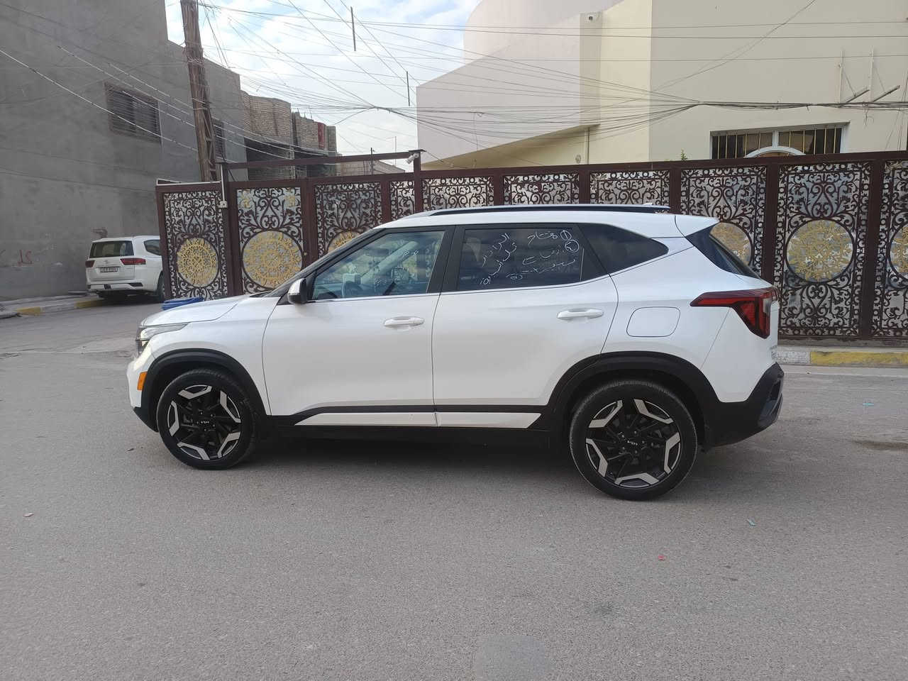 سيارة كيا سيلتوس وارد امريكي  موديل 2024 اعلى فئة السيارة فول مواصفات ماشية 11 الف يعني سيارة جديدة وهاي صور حادثها العنوان بغداد البلديات السيارة باسمي بس بدون رقم الرقم الهاتف  ***********
