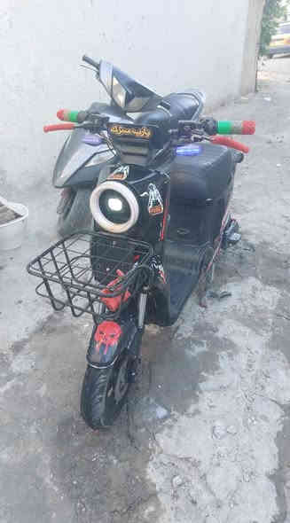 السلام عليكم دراجة شحن للبيع R9
كاملة كلشي شغال بس بطاريات تعبانة 
سعر 200الف للاستفسار***********
