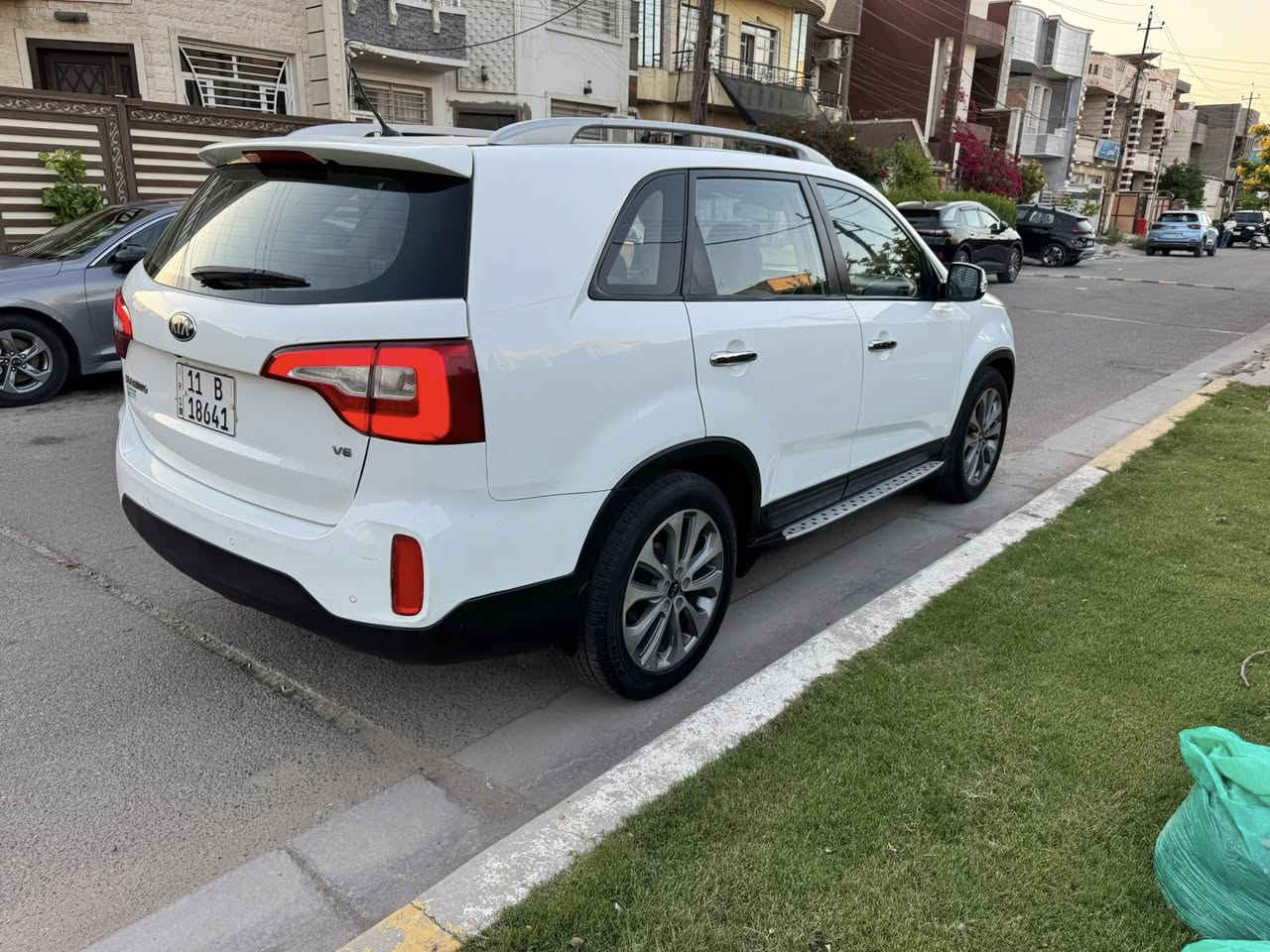سورنتو ٢٠١٣ خليجي باسمي مشروع و طني  محرك ٦ سلندر و بانورما و جلد و كرسي كهرباء و ولد بك لايت لد و ويل كروك و شاشه و حساس  امامي و خلفي و ٧ راكب و ٣ قطع تبريد  بيهه بارد بجاملغ الخلفي يم قبق البانزين  بدون صبغ و  صدر تبريد تخم تاير جاهزه السعر ١٦٣ ورقه مكان السياره بغداد 
*********** علي
