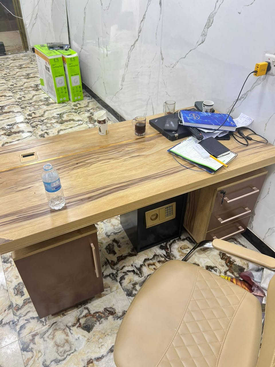 ميز مكتب+ كرسي +عارضة رفوف
السعر ٢٧٥
***********
